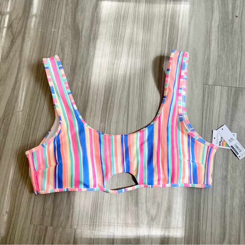 🍓$5 Pick!🍓 No Boundaries Cut Out Striped Bikini Top